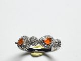 une image représentant une bague ornée de pierres orange