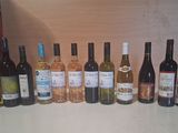 de nombreuses bouteilles de vin alignées sur le comptoir