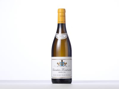 une bouteille de vin blanc posée sur une table