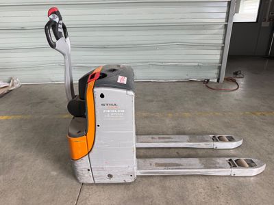 une photo d'un chariot élévateur garé dans un garage