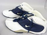 une paire de baskets blanches et bleues avec des lacets bleus sur une tige blanche