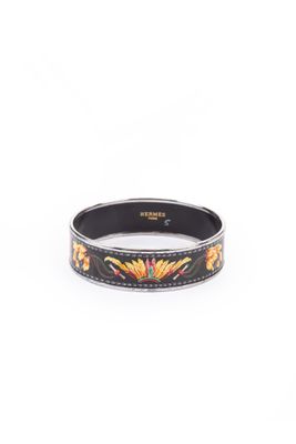un bracelet noir orné de fleurs et de feuilles