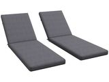une paire de chaises longues grises avec coussins, sur fond blanc