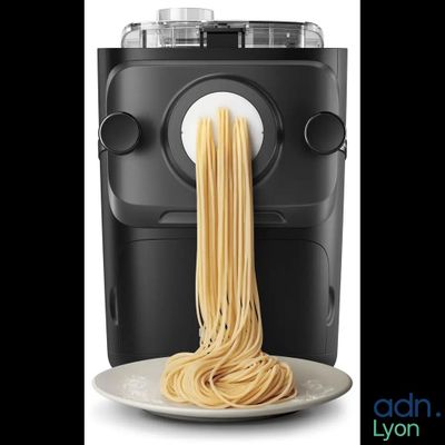 une photo d'une machine à pâtes en train d'être utilisée pour fabriquer des pâtes