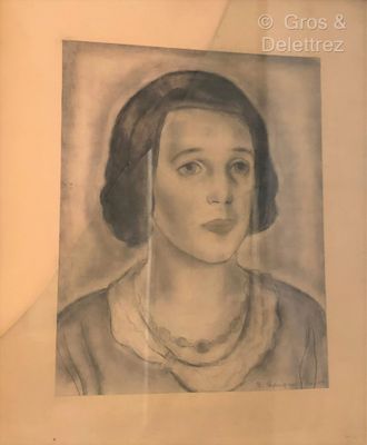 portrait d'une femme portant un collier de perles, sur une photo en noir et blanc