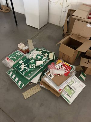une pile de boîtes posées sur le sol