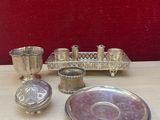 un plateau en argent et des tasses en argent posés sur une table en bois