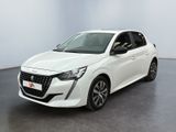Une voiture blanche est garée dans une pièce au sol noir.