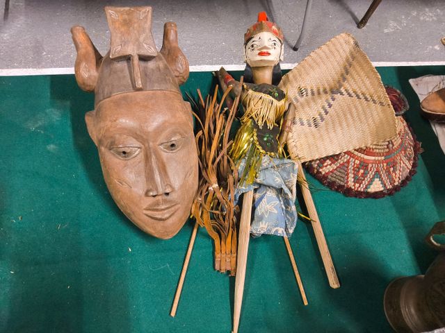 Masque mural, marionnette en bois et divers