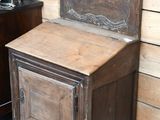 un vieux banc en bois avec une assise en bois, à côté d'une commode