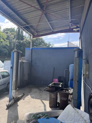 une photo d'un garage avec un matelas posé à même le sol
