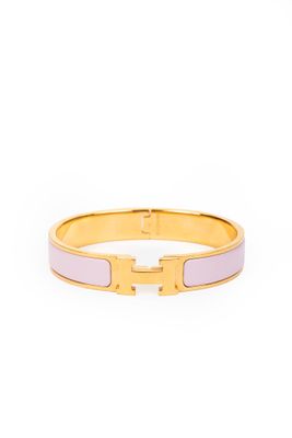 un bracelet en or avec une boucle en émail rose