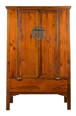 une armoire en bois surmontée d'une porte métallique