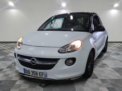 une photo d'une opel blanche garée dans un garage