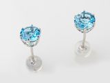 une paire de boucles d'oreilles en topaze bleue sur fond blanc