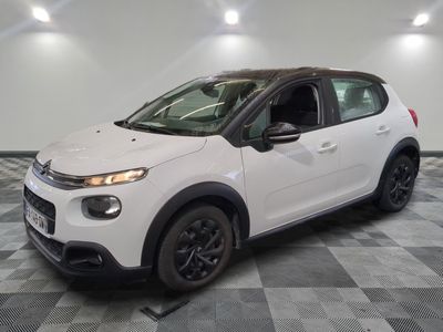 la citrole blanche est garee sur un carrelage en damier