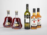 trois bouteilles d'alcool sont alignées les unes à côté des autres