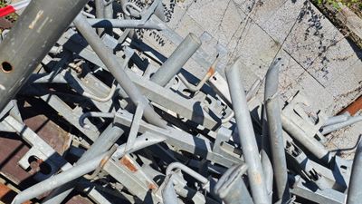 un tas de tuyaux métalliques posés par terre