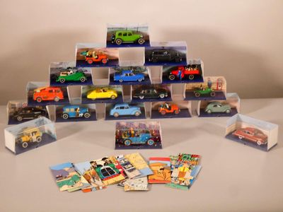 un grand nombre de petites voitures posées sur une table