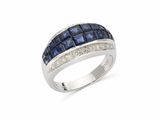 gros plan d'une bague en diamant et saphir sur fond blanc