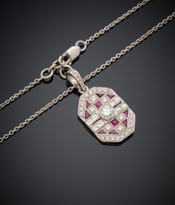 un pendentif Art déco orné d'un diamant et d'un rubis, monté sur une chaîne