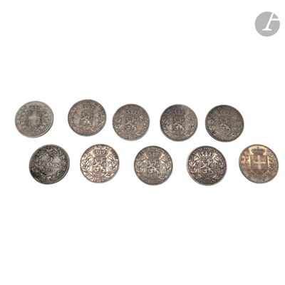 gros plan d'un paquet de pièces de monnaie sur une surface blanche