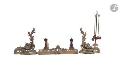 paire de bougeoirs anciens en laiton ornés d'oiseaux et de fleurs