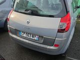 deux voitures garées l'une à côté de l'autre dans un parking