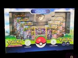 une boîte de cartes Pokémon exposée dans un magasin