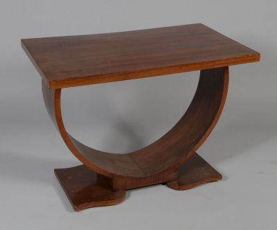 une image représentant une table en bois ornée d'un motif incurvé