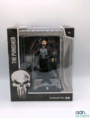 la figurine de Punish dans une boîte ornée d'un crâne blanc