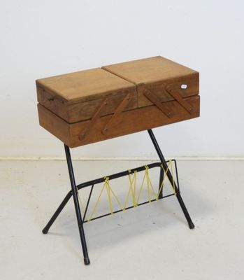 une petite table en bois sur laquelle se trouve un porte-revues