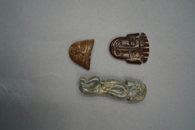 Asie du Sud-Est. Deux masques et une statuette en pierre dur…