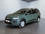 La voiture verte est garée dans le garage d'un immeuble.