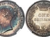 gros plan d'une pièce de monnaie surmontée d'une couronne