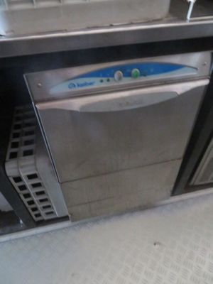 un lave-vaisselle qui se trouve dans une cuisine