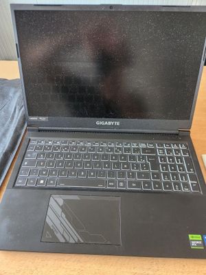 un ordinateur portable posé sur une table