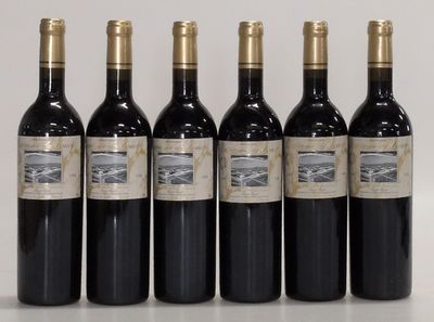 six bouteilles de vin sont alignées sur une table