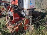 une petite machine posée dans l'herbe