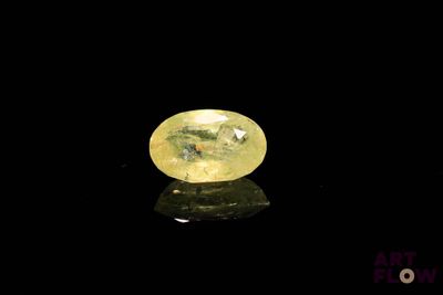 gros plan d'un diamant jaune sur une surface noire