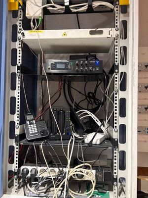 une photo d'un rack contenant tout un tas d'appareils électroniques
