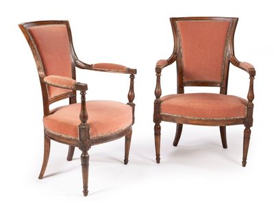 PAIRE DE FAUTEUILS en hêtre sculpté et mouluré, le dossier cintré de f - Photo 1