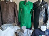 plusieurs mannequins présentant différents types de vêtements, exposés dans un magasin