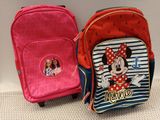 deux valises ornées d'images de Minnie et Mickey Mouse