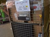 un chariot métallique sur lequel sont empilées plusieurs boîtes