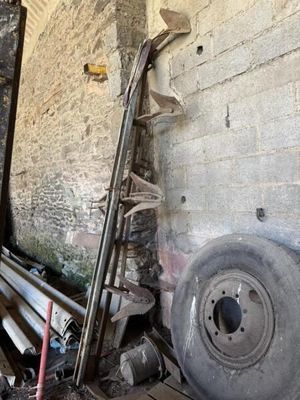 un camion garé à côté d'un mur de briques
