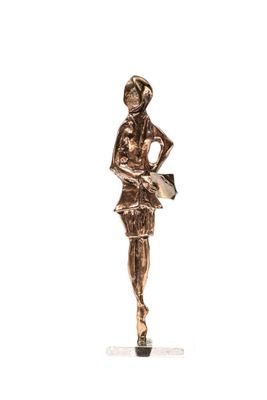 statue d'une femme tenant un livre entre ses mains