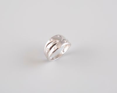 Bague en or blanc froissé 18k 750°/°°, poinçon 750, sertie d…