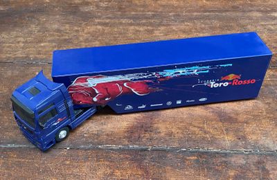 un camion miniature posé sur une table en bois