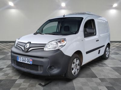 la photo d'une camionnette blanche garée dans un garage